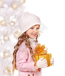 戴着帽子和手套的孩子在白色圣诞树附近拿着金礼物图片
