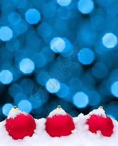 圣诞球与雪隔离在白色背景图片