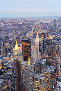 黄昏时分的纽约曼哈顿市中心鸟瞰图与城市天际线和图片