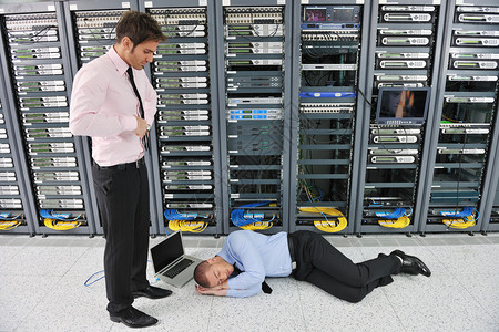 网络服务器机房的商人有问题图片