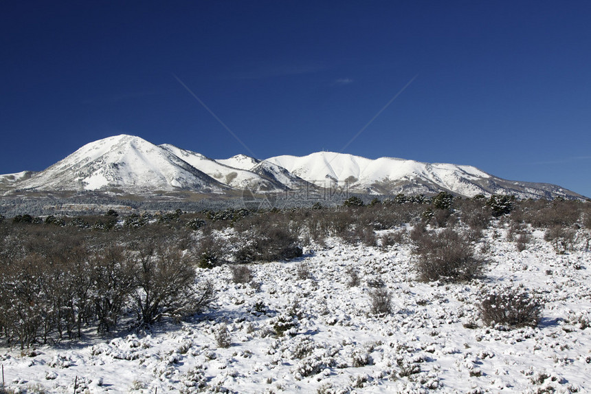 冬天积雪的山景图片