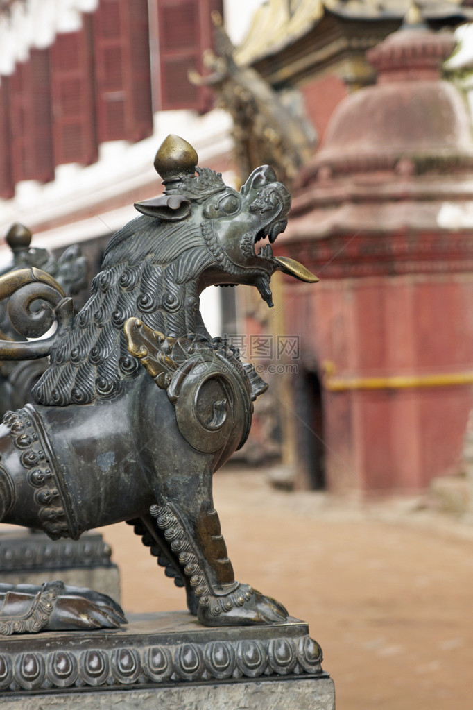 尼泊尔Bhaktapur的Durbar广场古老寺庙守护着一个神图片