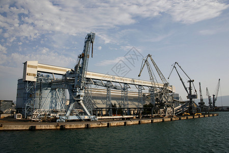 克罗地亚Ploce港口卸货码头图片