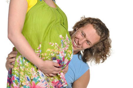 英俊的男人拥抱他怀孕的妻子的肚子图片