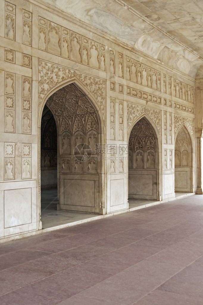 印度阿格拉红堡内装饰莫卧儿宫的大理石墙和拱门的图片