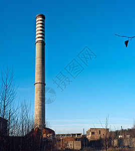一个污染非常严重的工业厂的废墟图片