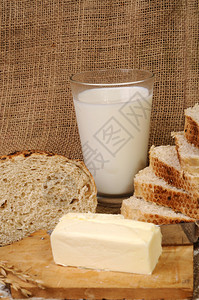 牛奶和油面包图片
