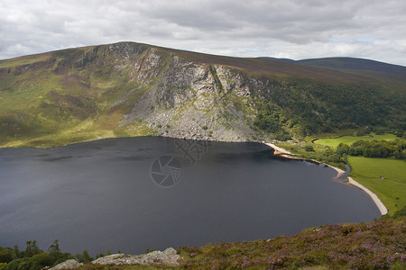 爱尔兰威克洛山LochTay湖或Gui高清图片