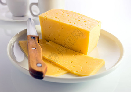 奶酪和刀在白板上图片