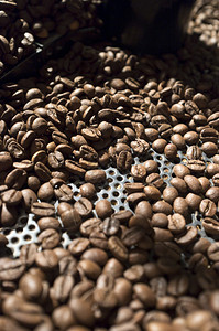 烤深色新鲜咖啡豆背景高清图片