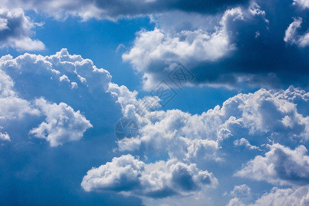 阳光明媚的日子里蓝天白云图片