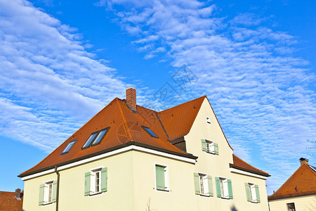 郊区蓝色天空的普通家庭住宅图片