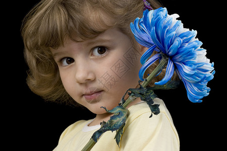 金发小金发女孩拿着一朵蓝色大花图片