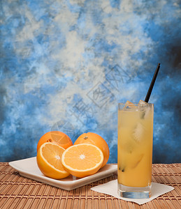 新鲜橙子和一杯装满果汁和图片