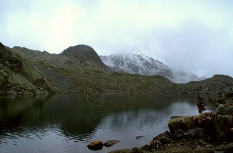 夏季在白疹山区为健康和旅游图片