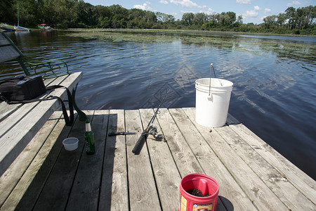 在美国度假的夏天在湖边钓鱼图片