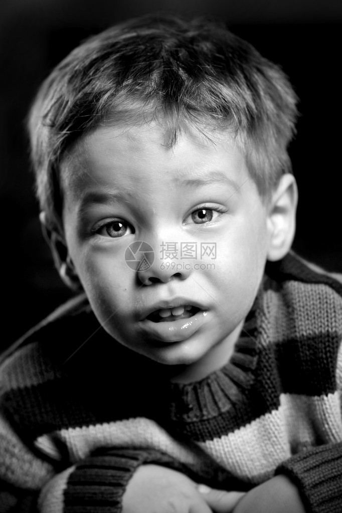 悲伤的男孩黑白肖像图片