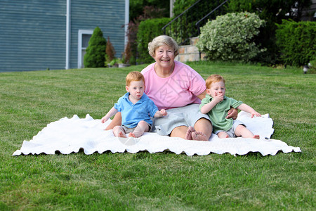 抱着双胞胎男孩的快乐祖母图片