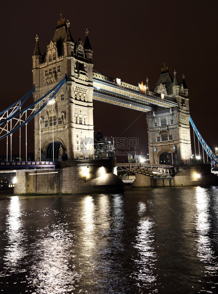 伦敦泰晤士河上的塔桥图片