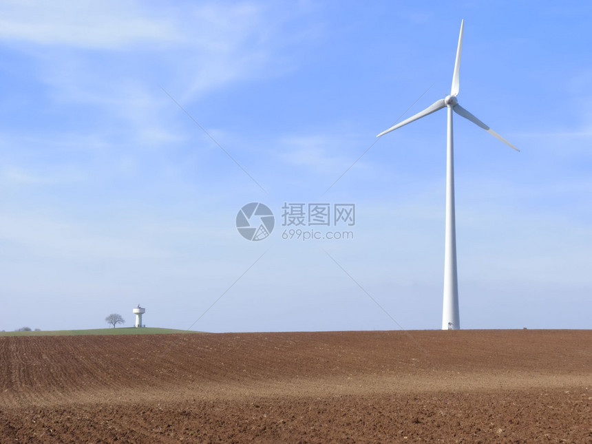 风力涡轮机和水塔图片