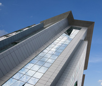 现代公司建筑由玻璃和混凝土制成云层在图片