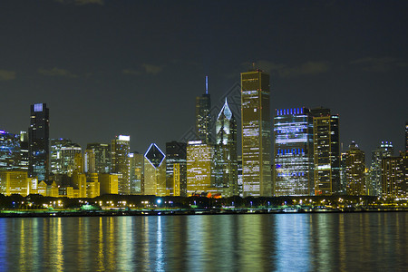 芝加哥市中心和密歇根湖的夜景图片
