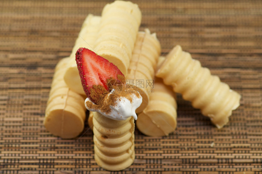 奶油和草莓脆饼面团的小管图片