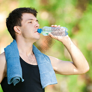 男子健身运动后喝水图片