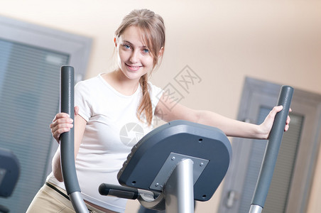 年轻女子在健身锻炼图片