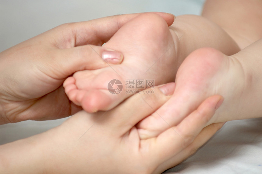 女人的手牵着孩子的脚图片