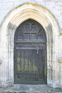 带拱形石框的旧教堂门图片