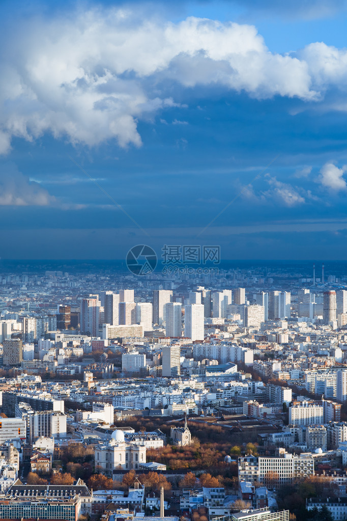 大都市在高蓝天空图片