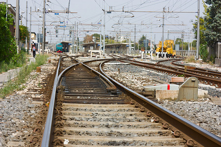 带点的铁路轨道车站火车和电线意图片