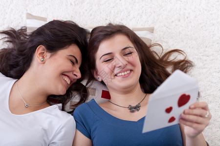 年青少年阅读情书和情人图片