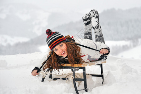 冬季雪橇上的年轻美女图片