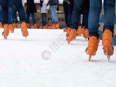 穿着橙色靴子滑冰图片
