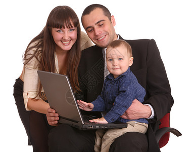 有笔记本电脑的幸福家庭坐在椅子图片