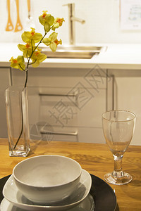 现代厨房内部有桌的图片