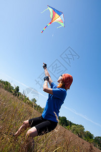 在草地上放风筝的女人图片