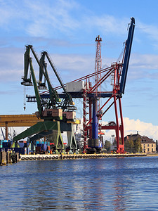 波兰格但斯克港的大型龙门起重机图片