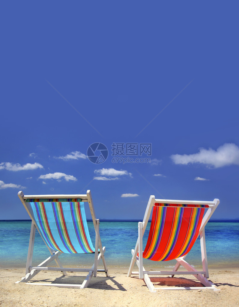 沙滩上的条纹椅子图片