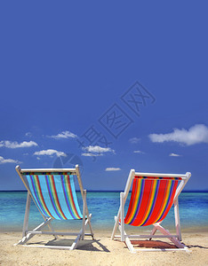 沙滩上的条纹椅子图片