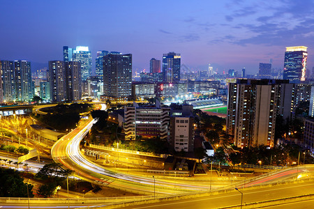 夜间的城市图片