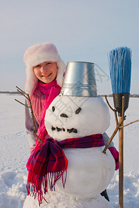 在冬天的时候有雪人的少女图片