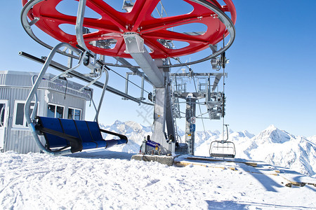 山顶的滑雪缆车图片