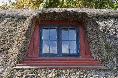 蓝色的窗子在被吊住的屋顶上玻璃背景图片