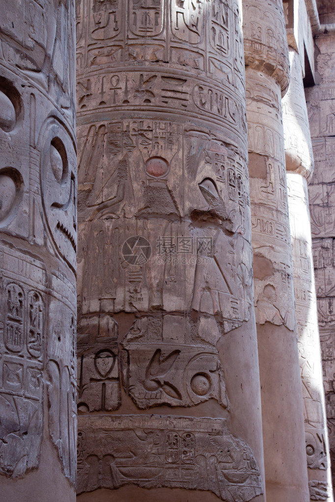 在卡纳克寺庙柱上雕刻的古老的egypt象形文字图片