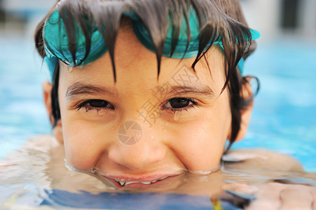 泳池上为快乐儿童提供的夏图片