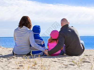 冬天海边的一家人合影图片