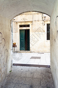 绿色的旧木制门白色石墙Dubrovnik教科文组织城图片